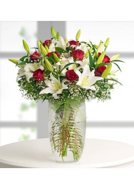Palmiye Vazoda Beyaz Lilyumlar ve Kırmızı Güller