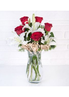 Paşabahçe Vazoda Beyaz Lilyum ve Kırmızı Güller